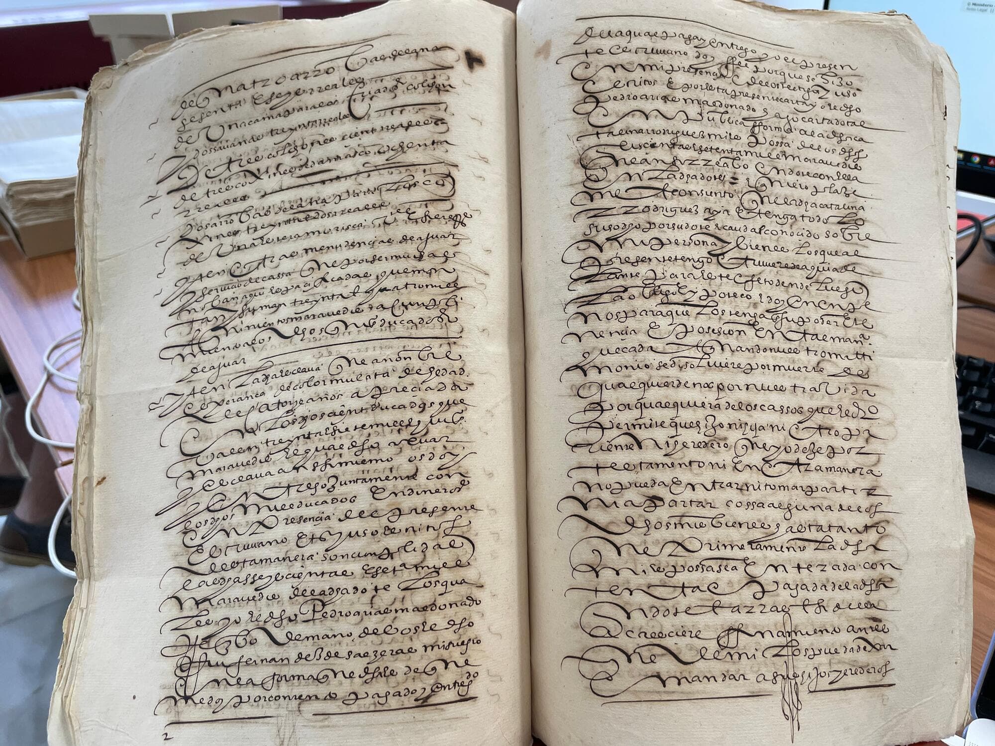 An image of a 1598 Spanish handwritten manuscript recording Catalina Enríquez’s petition for her dowry in Seville. Catalina’s dowry included ten sheets, four of olanda (a fine linen) and six of a more homely linen, two fruit bowls, six damask tablecloths, four gilded guadamecís (paintings or drawings on leather), a few copper cooking vessels, a tetera morisca, or “Moorish teapot,” small household and trousseau items, and an enslaved woman named Esperanza.