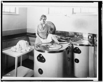 A3.1 - Appliances miscellaneous - Woman using electric washer