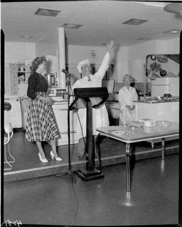 Electric cooking demonstration for an audience of mostly women