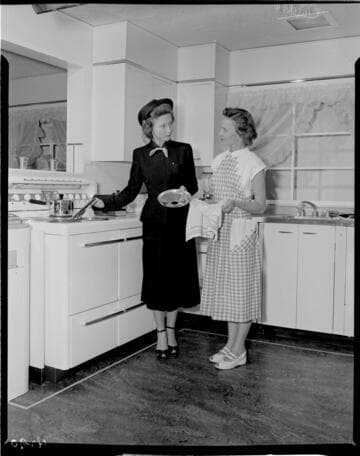 Lady demonstrator showing a customer how to breakdown a range hotplate for cleaning