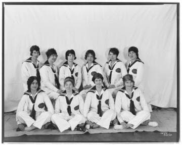 P1.1 - Group Portraits - Girls First-aid team standing - sitting