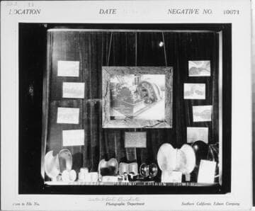 D2.3 - Displays, Window - Third Street, window