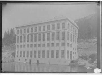 Big Creek Powerhouse #1 with high water in afterbay