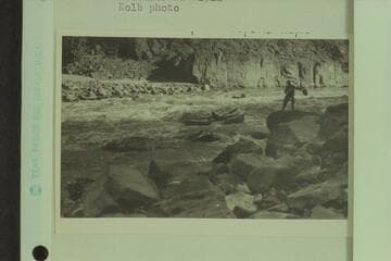 Bert Lauzon ready with line at Tapeats Rapid