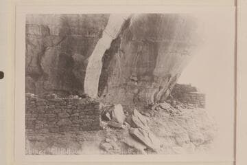Ruined cliff houses near Bluff