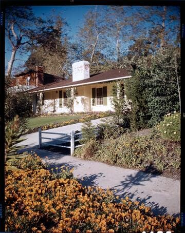 [Leonard, Mr. and Mrs. N. Nelson, residence]