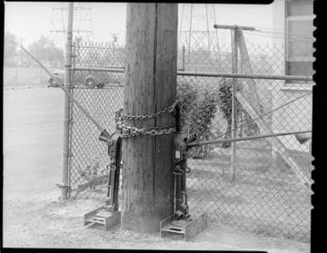 Pole Jack used to extract pole from ground