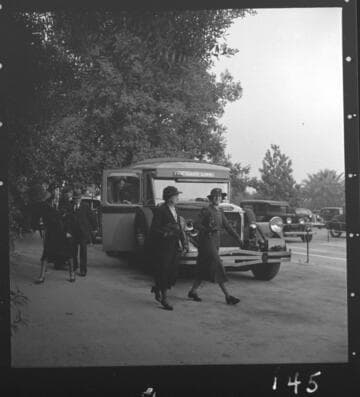 Visitors leaving a bus to visit exhibitions of Huntington Library, February 1938